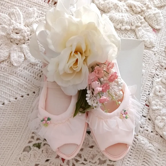 UNWORN, PRECIOUS, PINK BRIDAL SLIPPERS IN ORIGINAL GIFT BOX FROM THE 1950S! - Picture 2 of 15